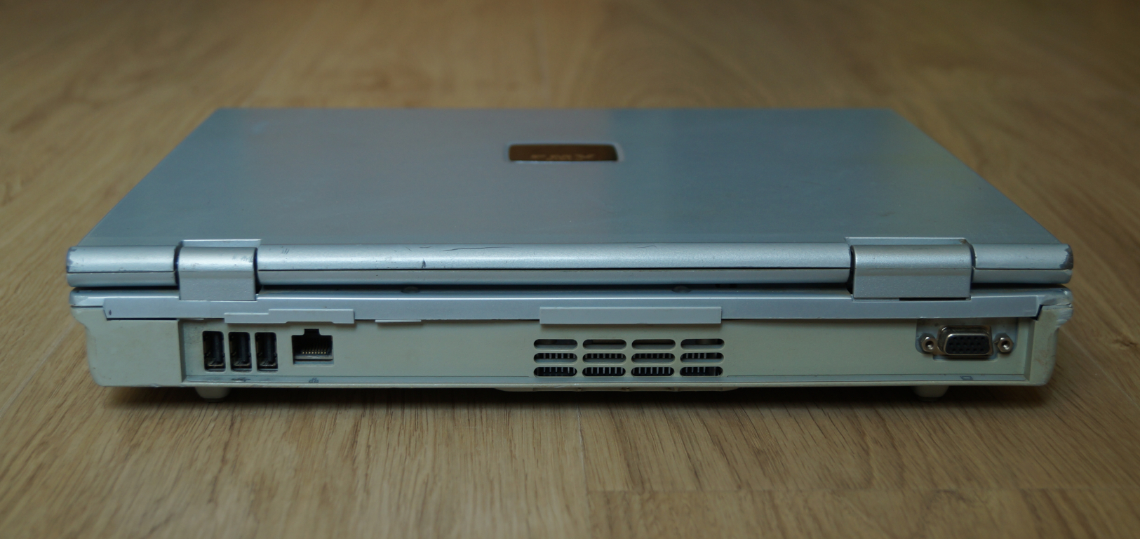 Fujitsu FMV-Biblo NB53E: вид сзади