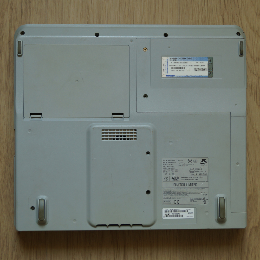 Fujitsu FMV-Biblo NB53E: вид снизу