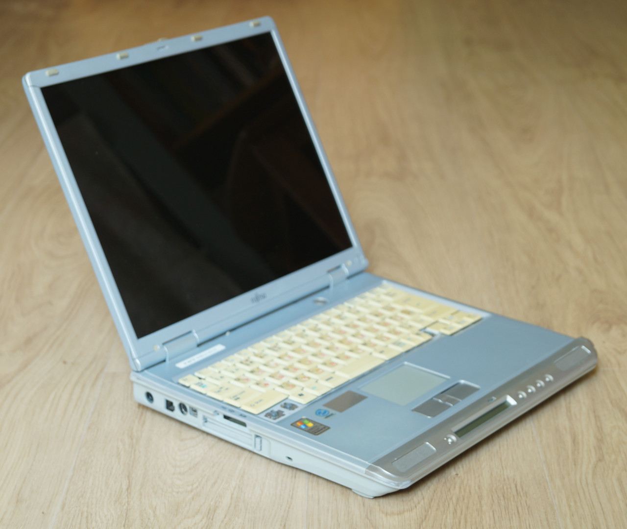 Fujitsu FMV-Biblo NB53E: вид слева спереди