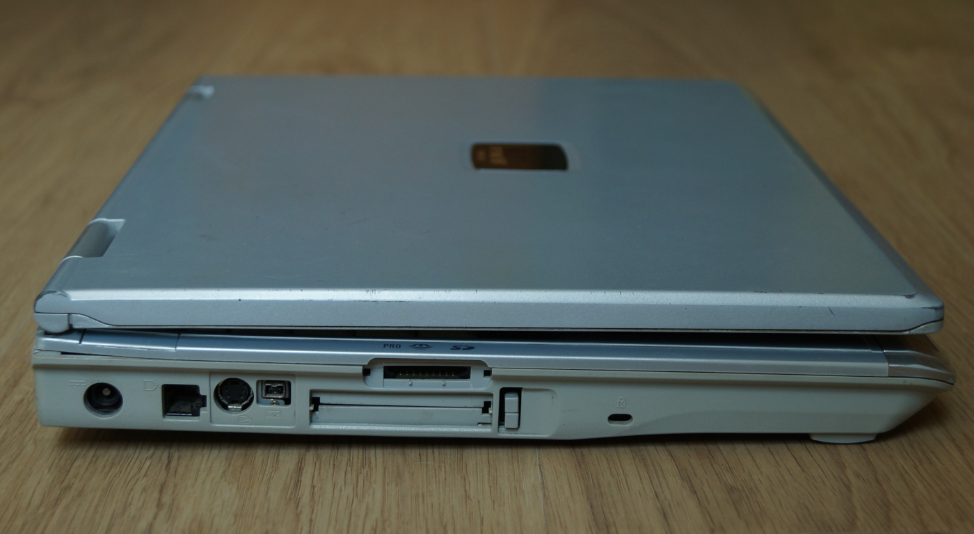 Fujitsu FMV-Biblo NB53E: вид слева