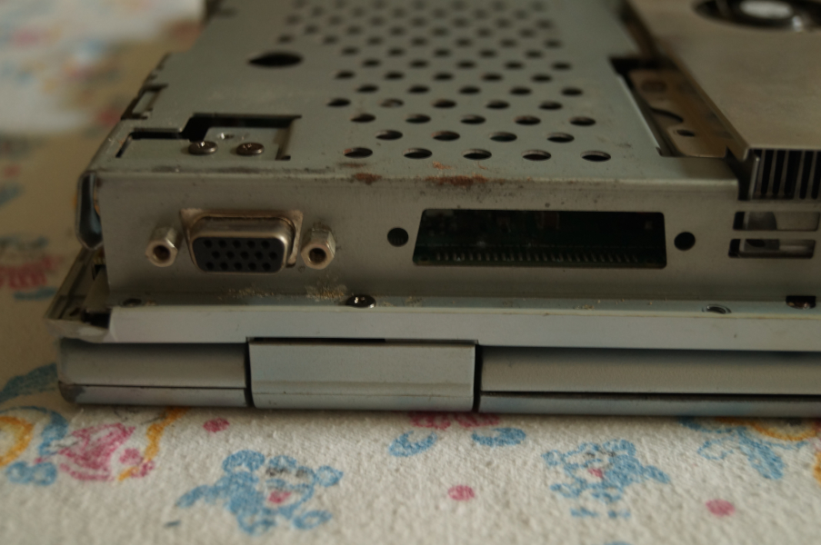 Fujitsu FMV-Biblo NB53E: место для параллельного порта