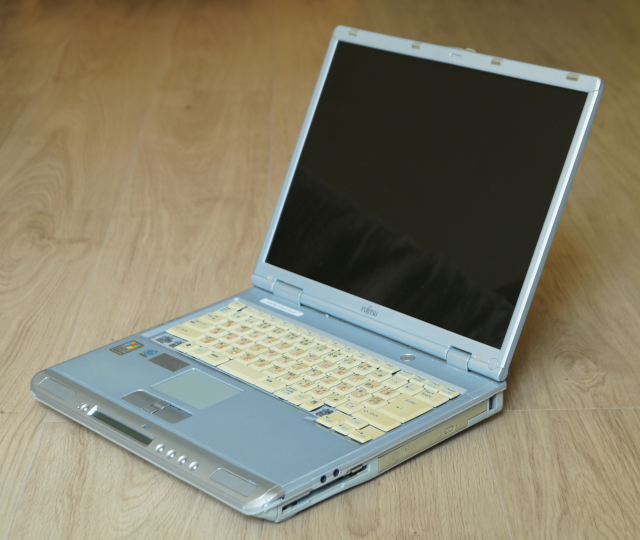 Fujitsu FMV-Biblo NB53E: вид справа спереди