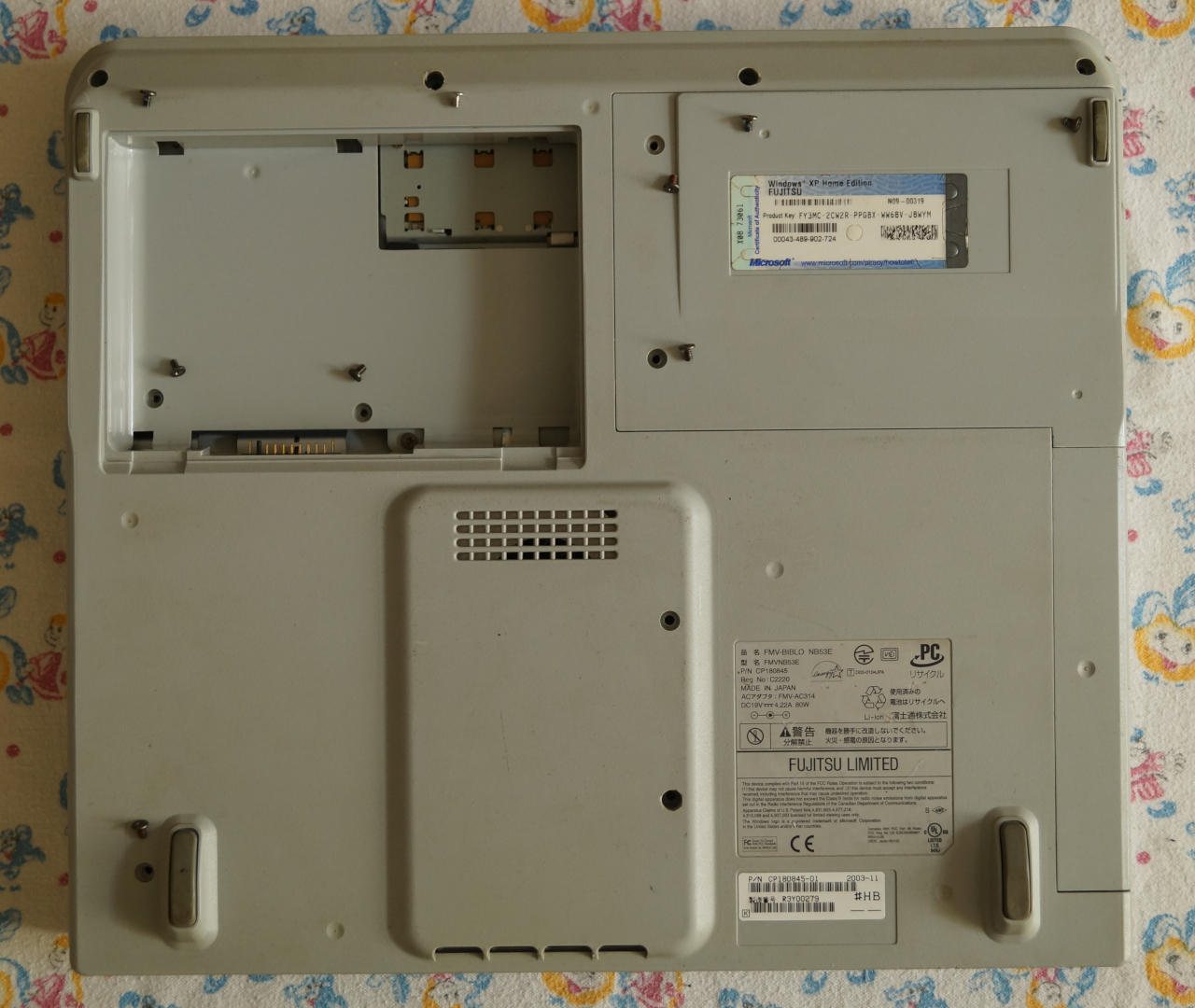 Fujitsu FMV-Biblo NB53E: вывинченные винты
