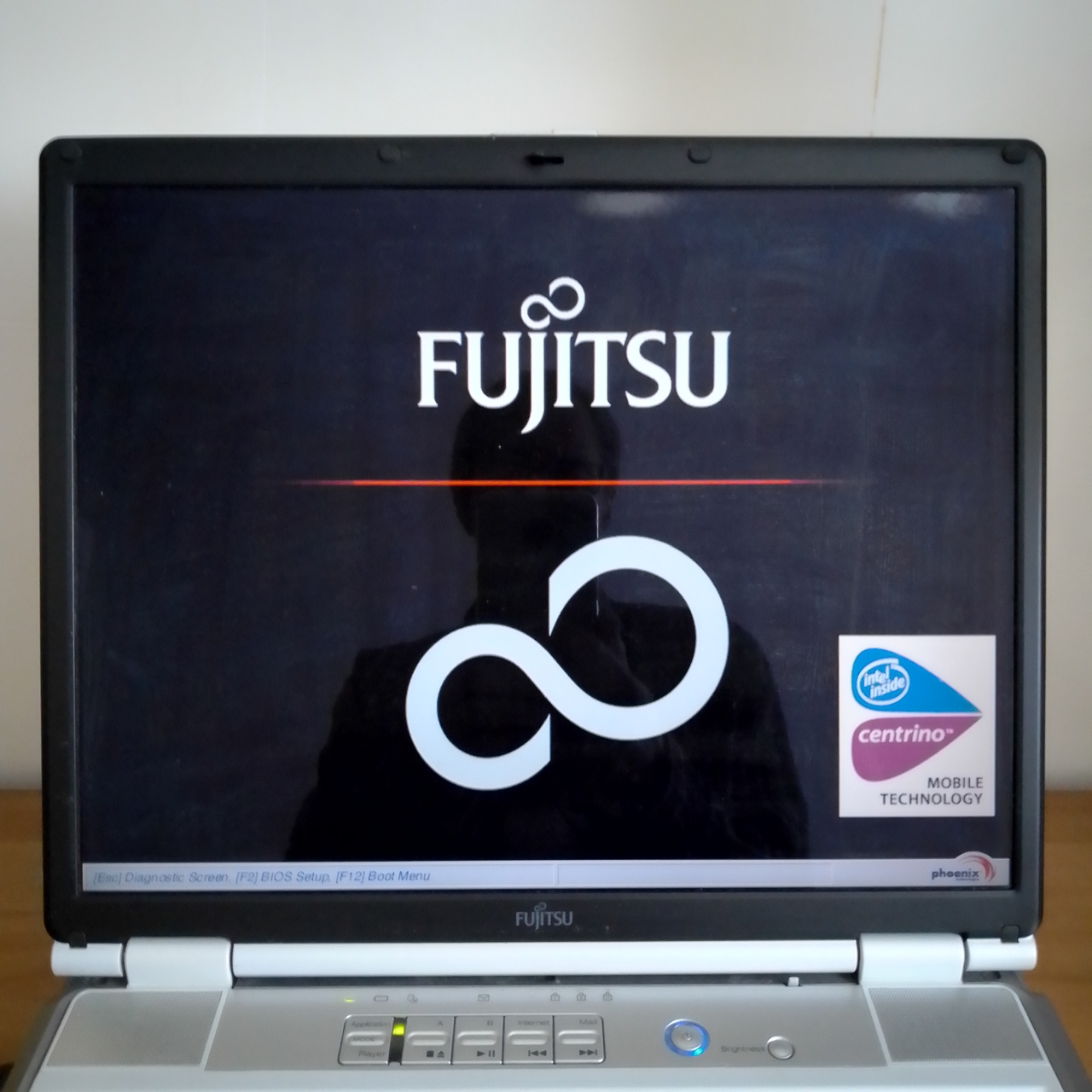 Fujitsu FMV-Biblo NB75J: логотип Fujitsu