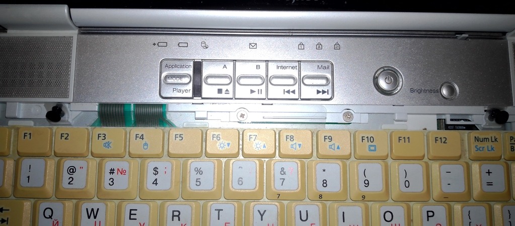 Fujitsu FMV-Biblo NB75J: заклёпки клавиатуры