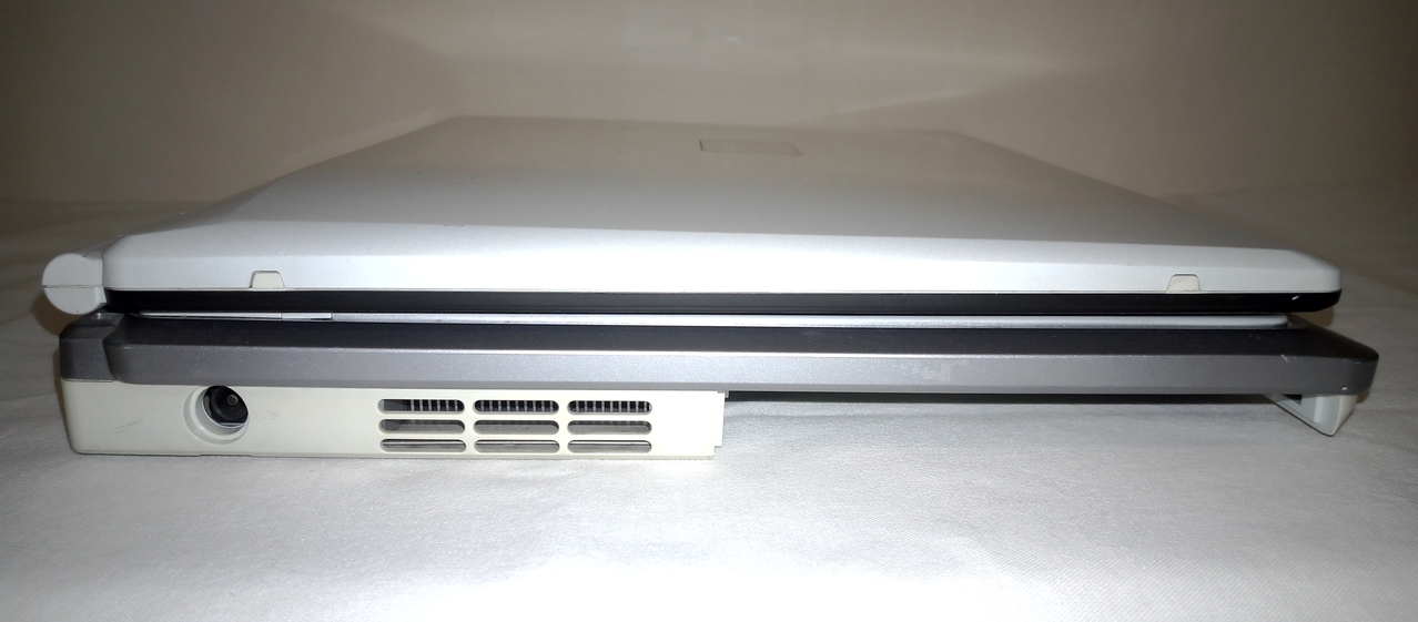 Fujitsu FMV-Biblo NB75J: слева