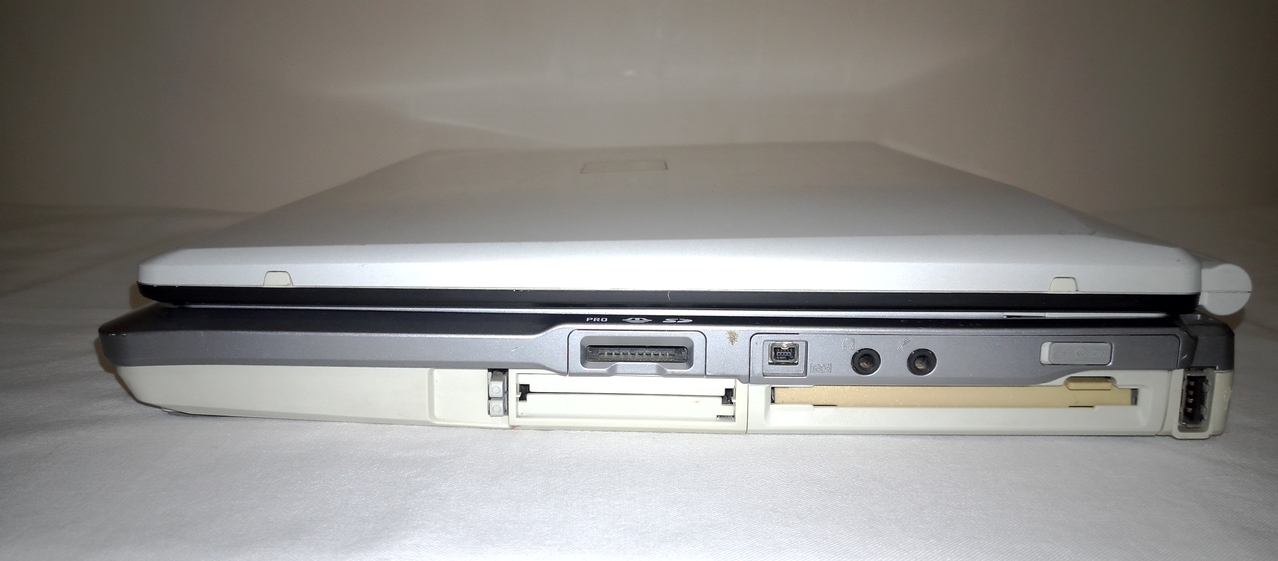 Fujitsu FMV-Biblo NB75J: справа