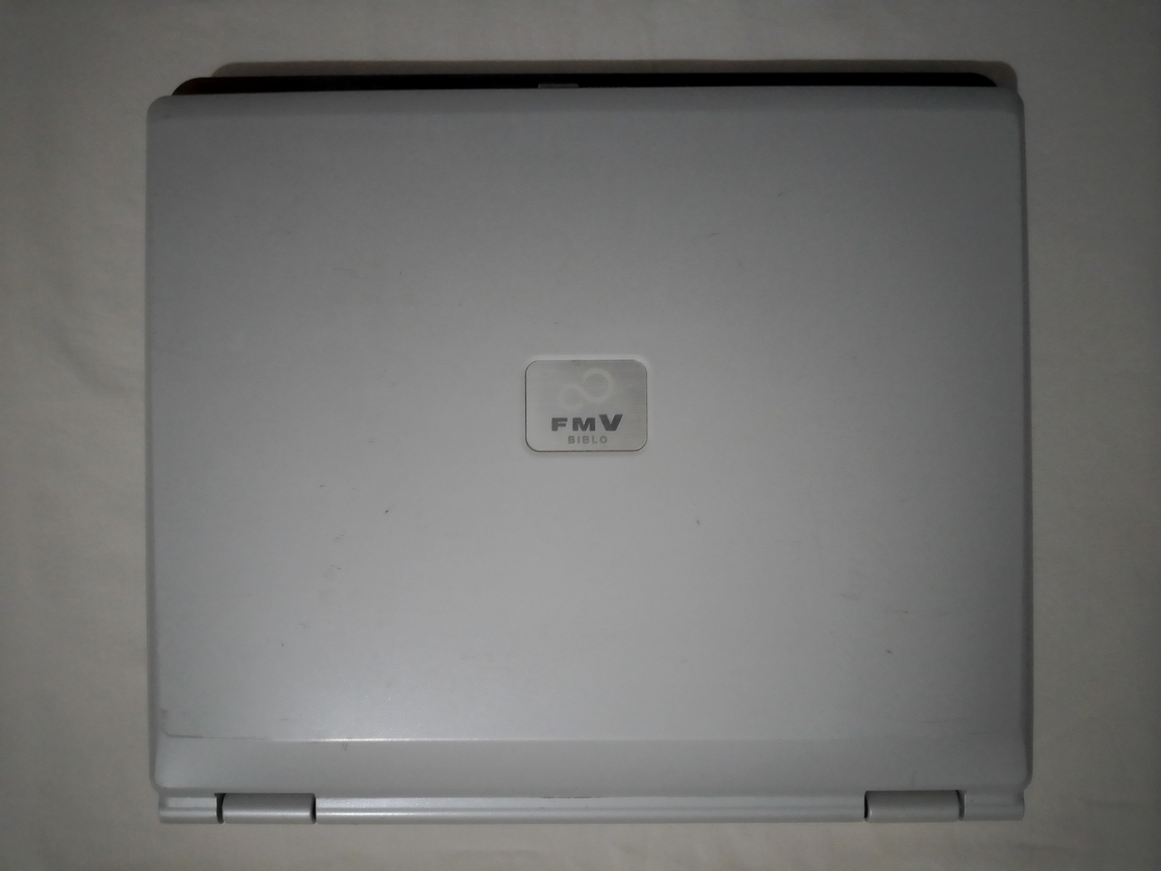 Fujitsu FMV-Biblo NB75J: крышка дисплея