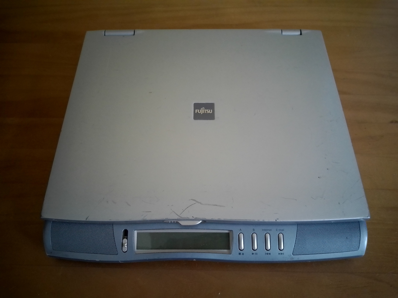 Fujitsu FMV-Biblo NE6/650R: спереди, закрытый