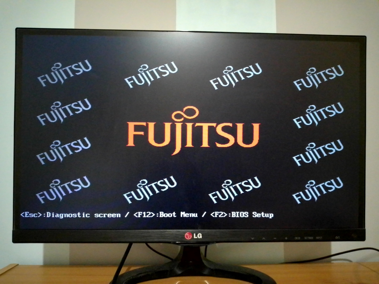 Fujitsu FMV-Biblo NE6/650R: логотип Fujitsu