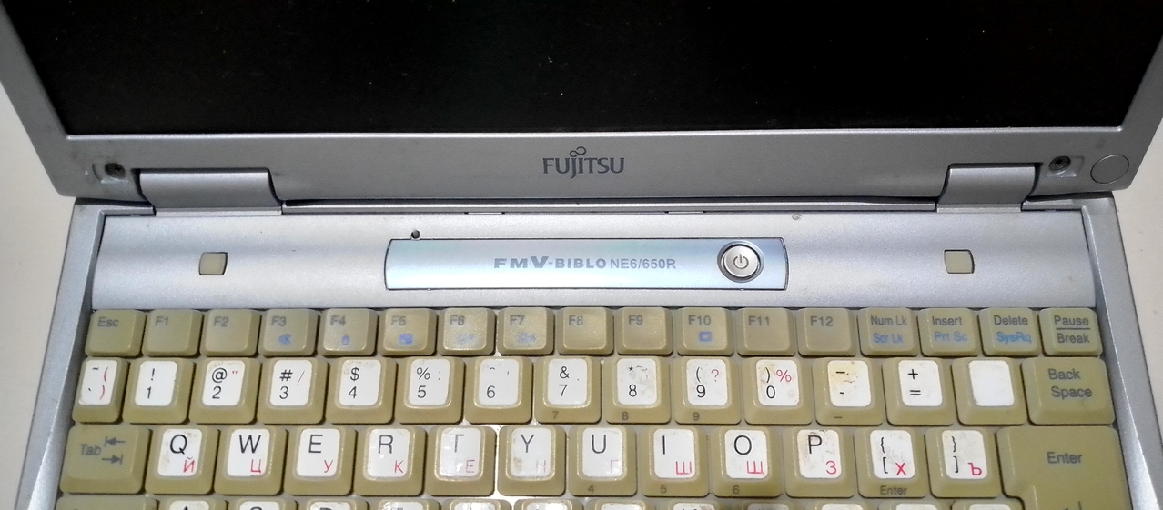 Fujitsu FMV-Biblo NE6/650R: панель с кнопкой, фиксирующая клавиатуру