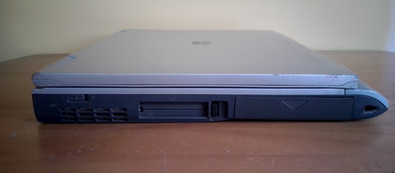 Fujitsu FMV-Biblo NE6/650R: слева