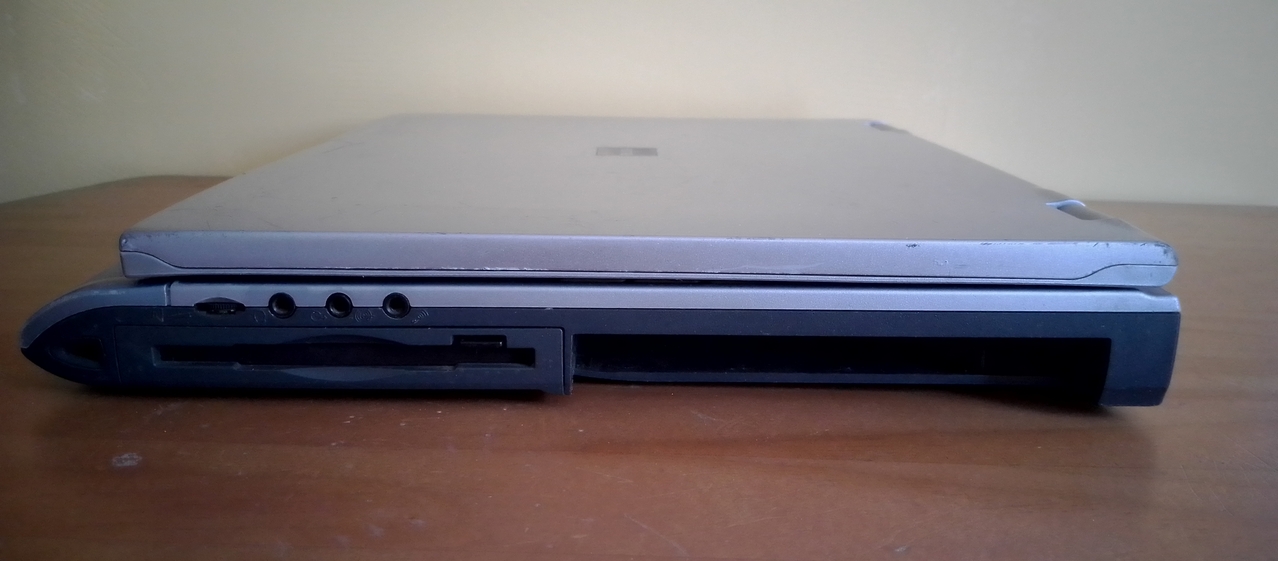 Fujitsu FMV-Biblo NE6/650R: справа