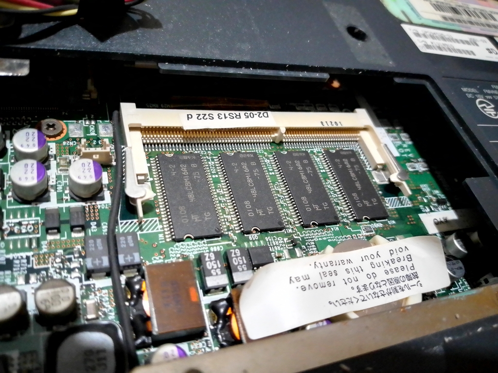 Fujitsu FMV-Biblo NE6/650R: распаянная на плате память