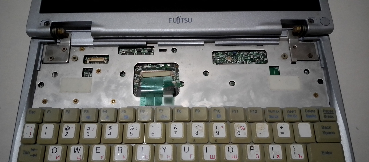 Fujitsu FMV-Biblo NE6/650R: под клавиатурой