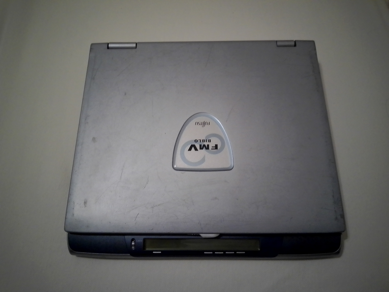 Fujitsu FMV-Biblo NE7/800: крышка дисплея с логотипом