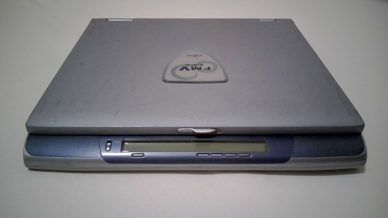 Fujitsu FMV-Biblo NE7/800: спереди, закрытый