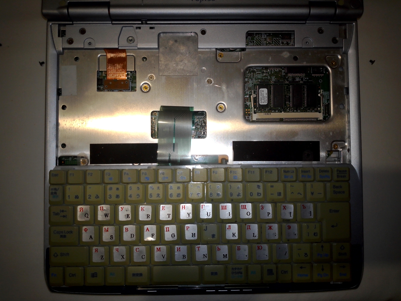 Fujitsu FMV-Biblo NE7/800: извлечение клавиатуры