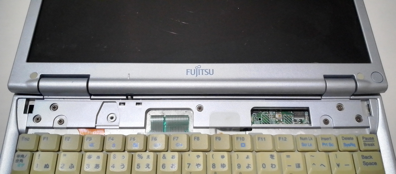 Fujitsu FMV-Biblo NE7/800: фиксирующие клавиатуру винты