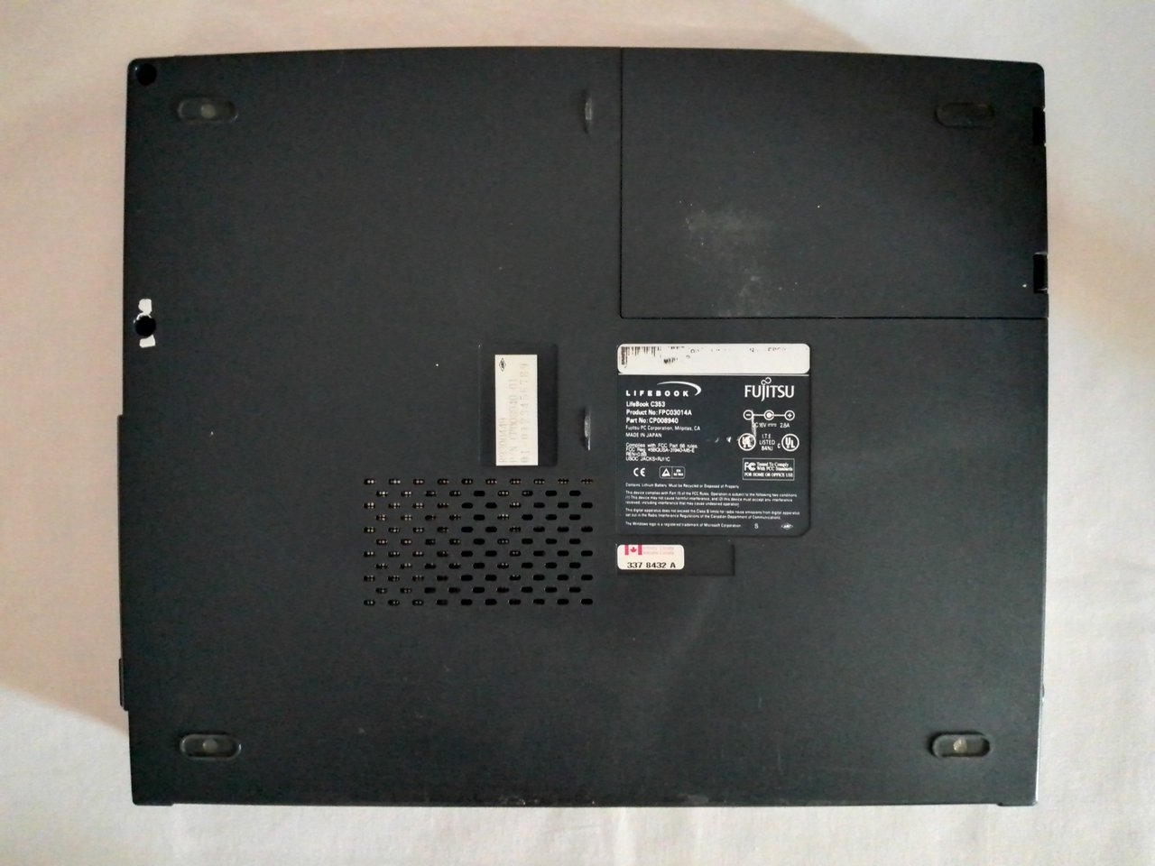 Fujitsu LifeBook C353: вид снизу