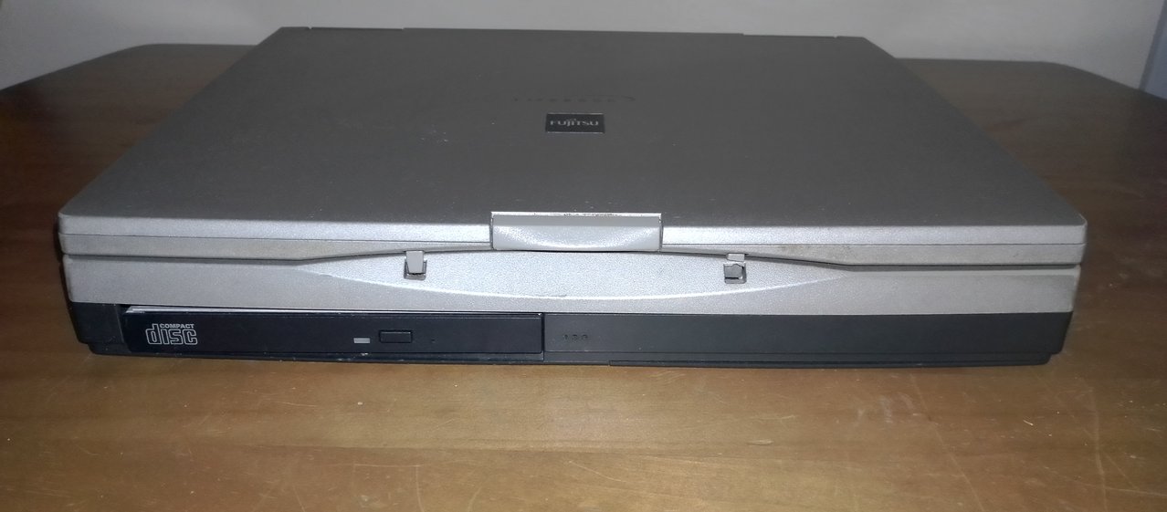 Fujitsu LifeBook C353: вид спереди