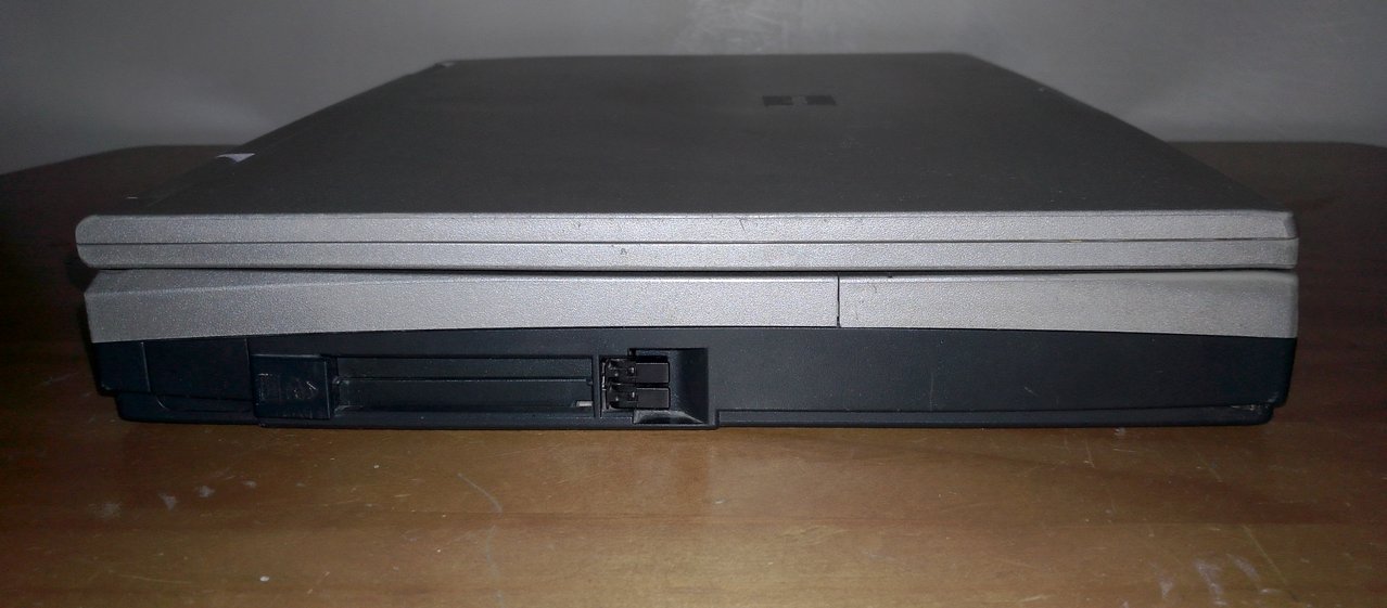 Fujitsu LifeBook C353: вид слева