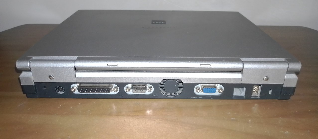 Fujitsu LifeBook C353: вид сзади