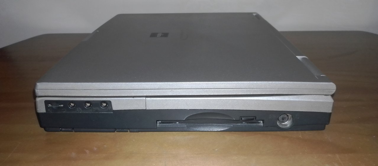 Fujitsu LifeBook C353: вид справа