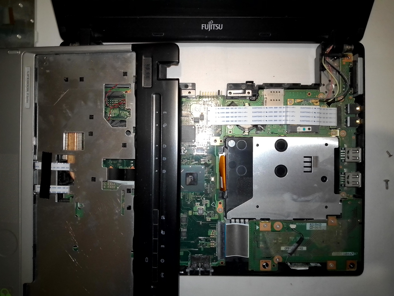 Fujitsu LifeBook P701: под пластиной
