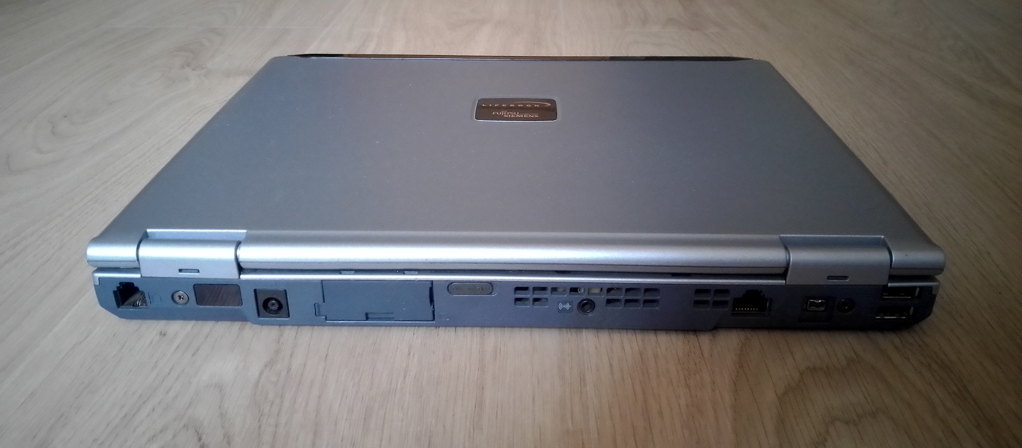 Fujitsu-Siemens LifeBook S6120: сзади