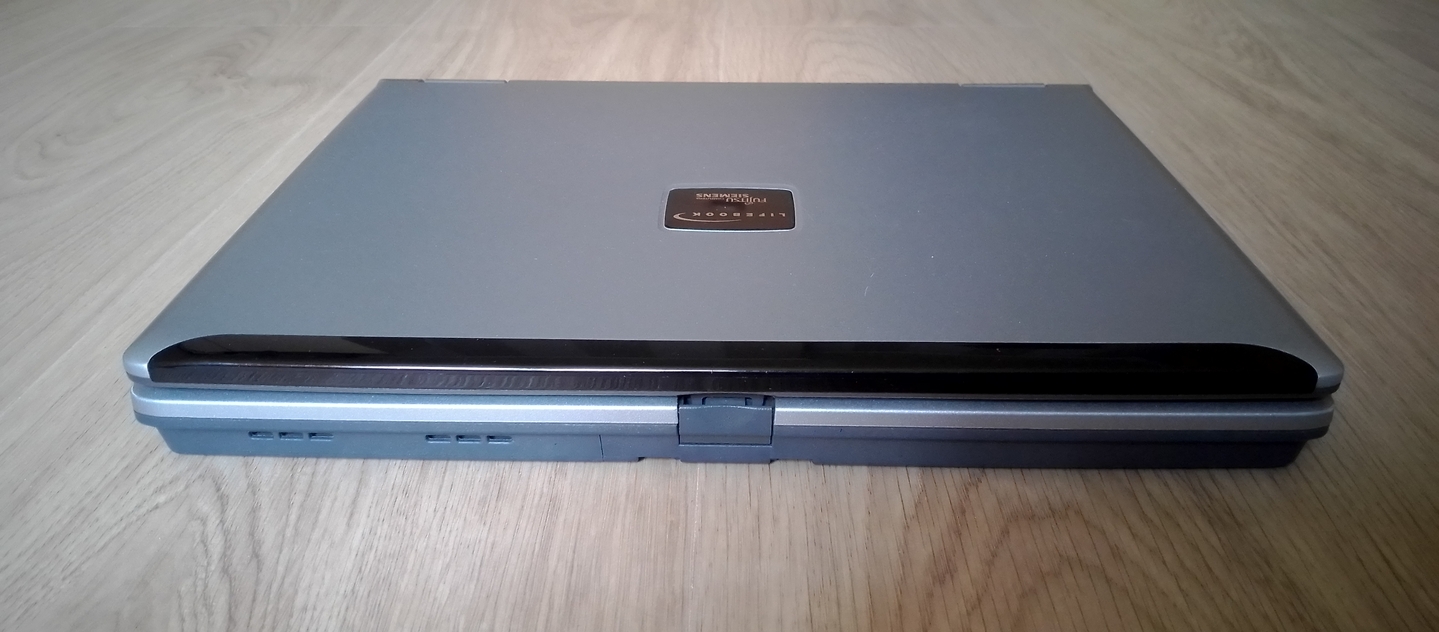 Fujitsu-Siemens LifeBook S6120: вид спереди