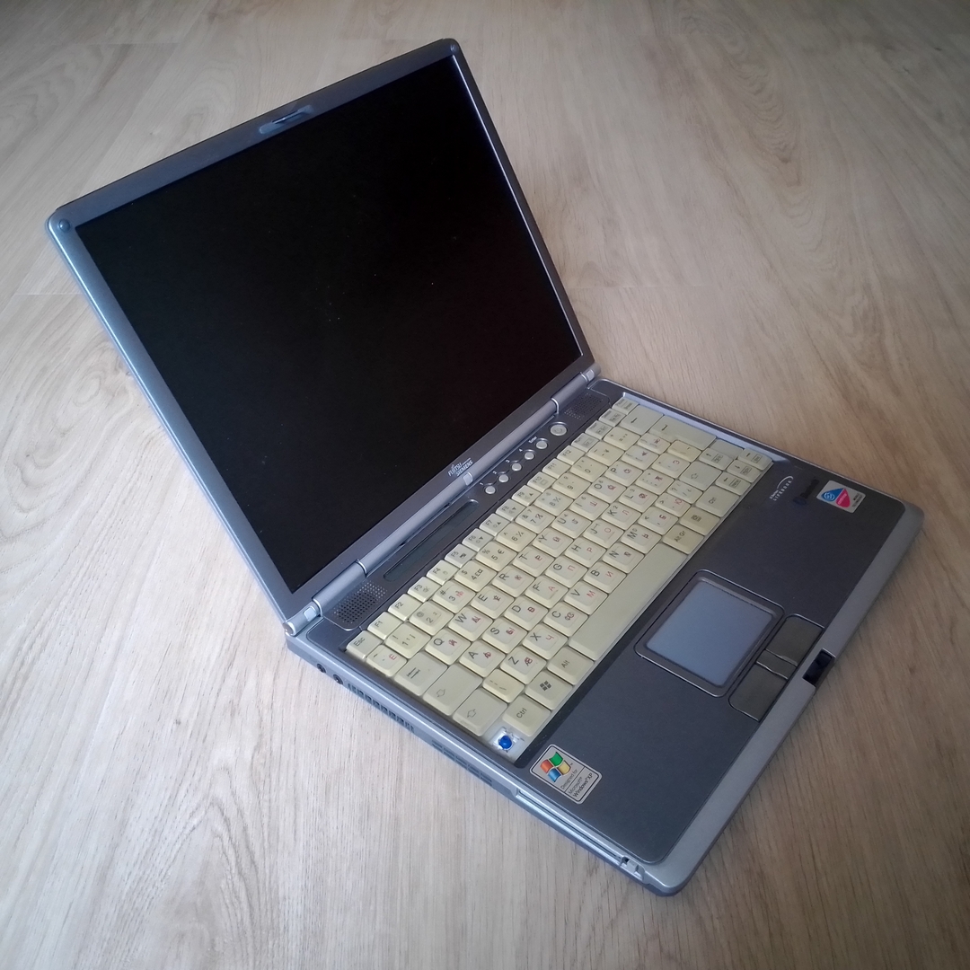 Fujitsu-Siemens LifeBook S6120: главный вид слева