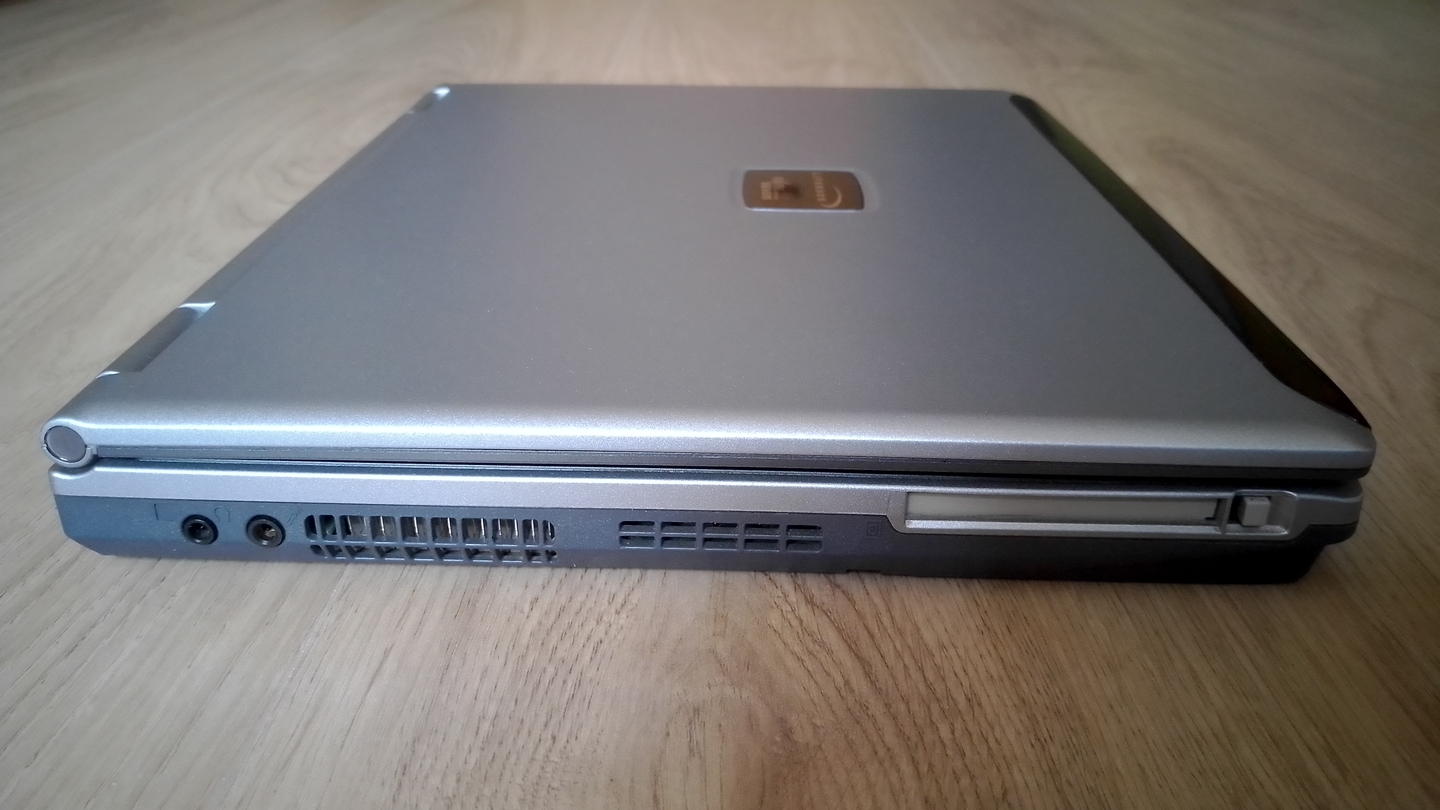 Fujitsu-Siemens LifeBook S6120: вид слева