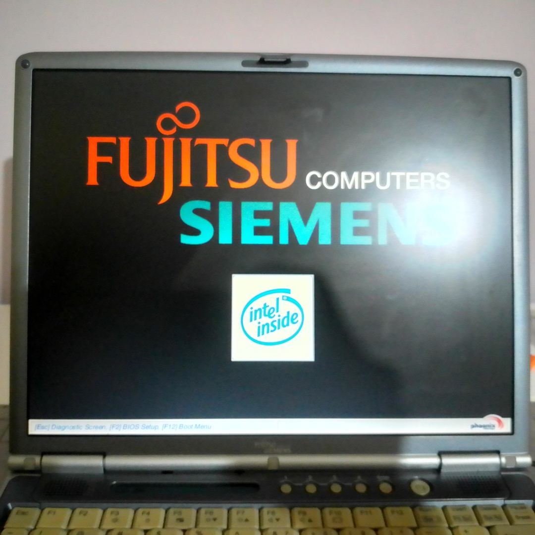 Fujitsu-Siemens LifeBook S6120: логотип компании