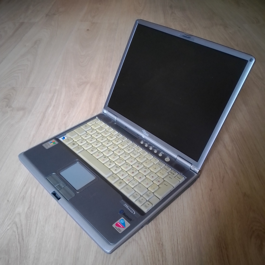 Fujitsu-Siemens LifeBook S6120: главный вид справа