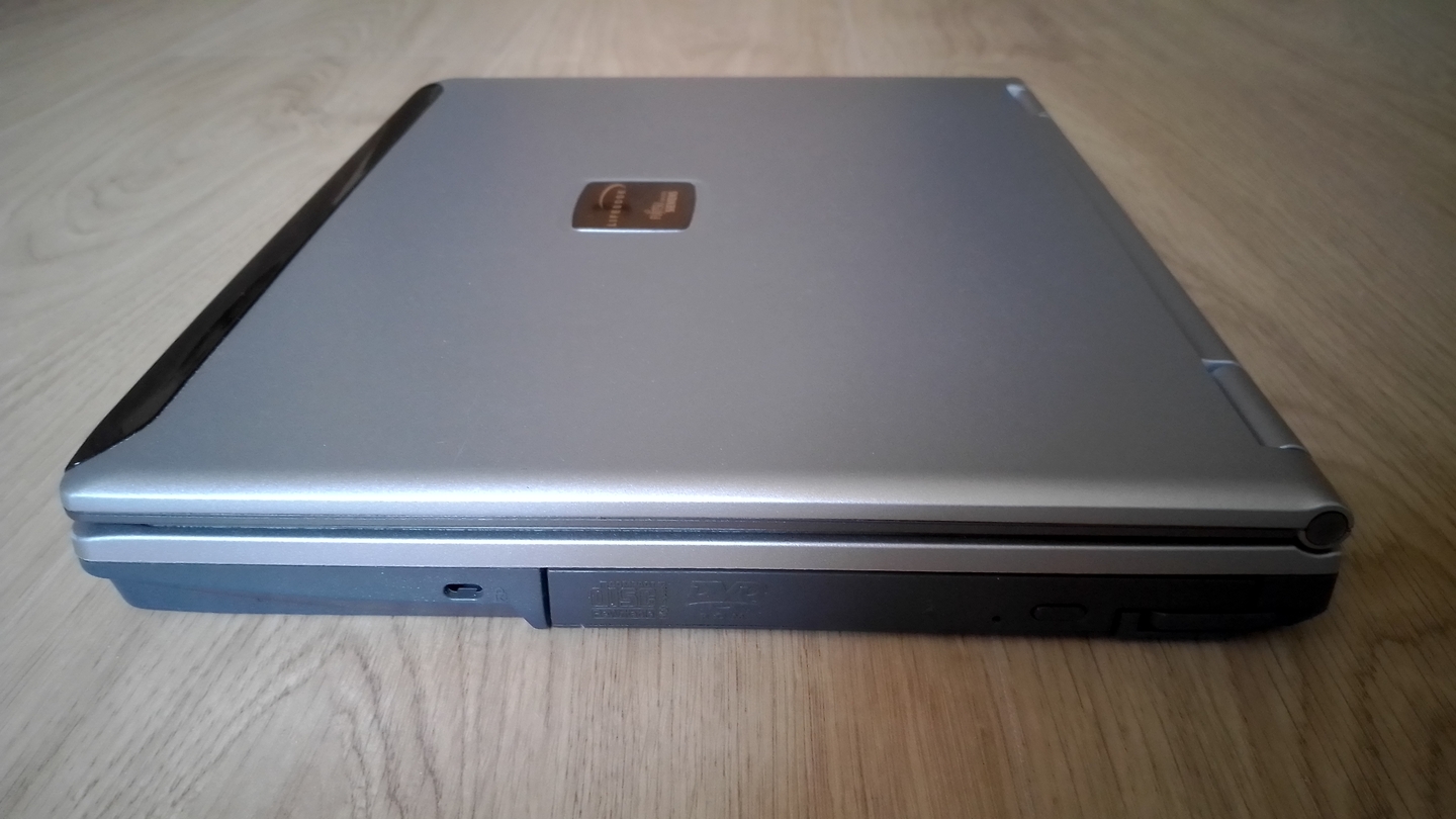 Fujitsu-Siemens LifeBook S6120: вид справа