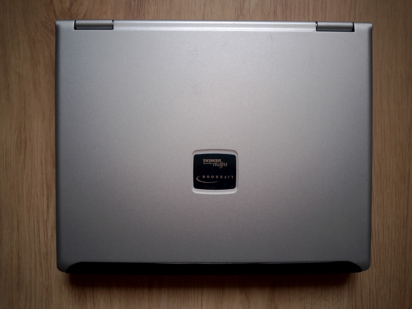 Fujitsu-Siemens LifeBook S6120: крышка дисплея
