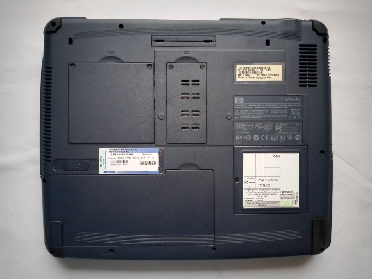 HP OmniBook XE3 GF: вид снизу