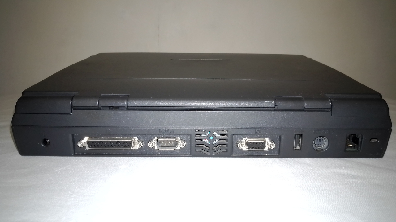 Compaq Presario 1250: сзади