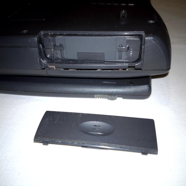 Compaq Presario 1250: крышка отсека аккумулятора