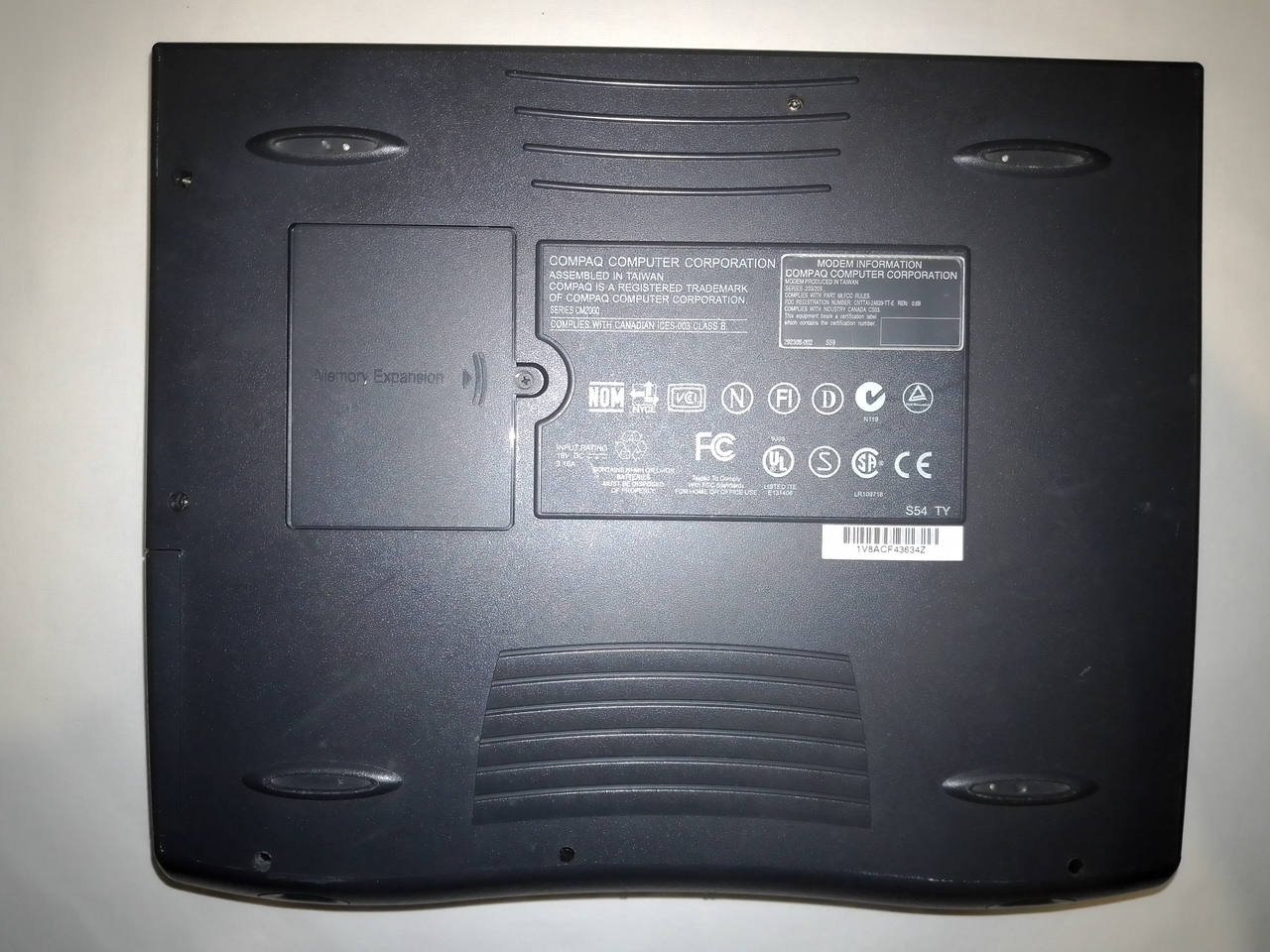 Compaq Presario 1250: снизу