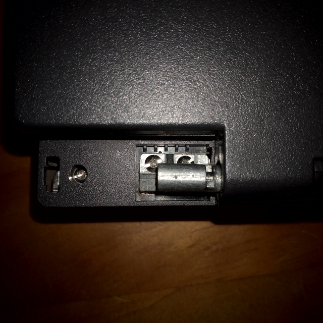 Compaq Presario 1250: сломанная петля, вид сверху