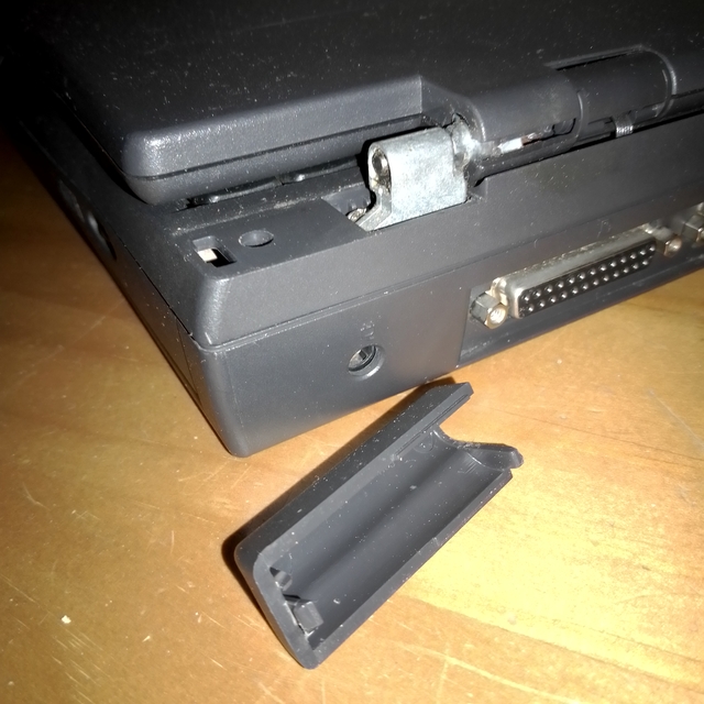 Compaq Presario 1250: сломанная петля