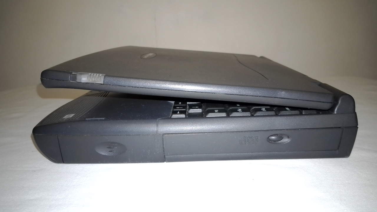 Compaq Presario 1250: справа